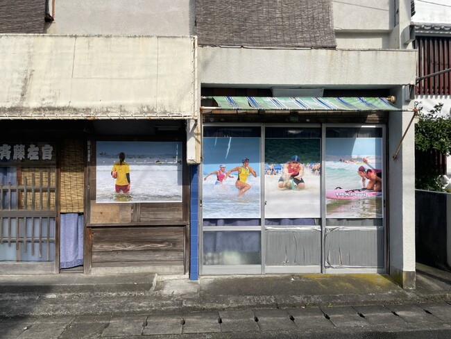 下田市内の海水浴場で活動するライフセーバーの姿をシャッター商店街に展示 下田フォトストリート第４弾
