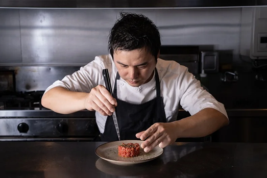 「Key Chef コンテスト」グランプリ・向井順平シェフのフルコース試食会を実施！オリジナルメニューを開発し、念願の独立開業に向けて着々と前進!!