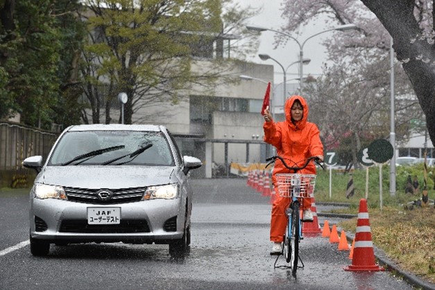 【JAF大阪】雨の日の自転車は聞こえづらく見えづらい