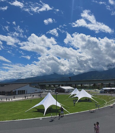山梨県に初進出する「コストコ南アルプス倉庫店」との複合商業施設「fumotto南アルプス」。３つのエリアのうち地域活性化の拠点となる「地域交流エリア」が６月３０日に先行してオープンしました