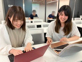 映像制作について話し合う高橋さん(右)と川田さん(左) 映像制作について話し合う高橋さん(右)と川田さん(左)