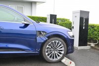 アウディ、潮風による塩害から電気自動車用充電器を守る、ボックスを自社開発し、屋久島の普通充電器２基に設置完了