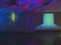 共栄大学国際経営学部伊藤ゼミが7月31日に春日部市役所ひだまりホールで「音と光の不思議なアート体験」を開催 ― 学生が創る体験型デジタルアート空間