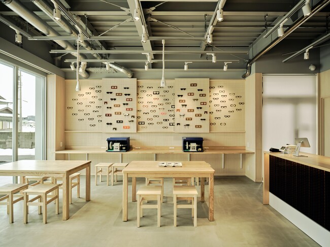 福井県鯖江市の新体験型店舗、「OPTIQ TAILOR by Sasaki Celluloid」、恐竜にちなんだ夏休みキャンペーンを実施！