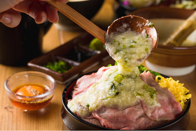話題の肉まぶしがアップデート！夏限定「牛タン×出汁とろろ」のひつまぶしで夏バテも撃退！【タンとレモンサワー 焼肉じゅうたん 幡ヶ谷店】