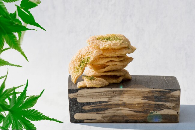【暑い時期にもぴったり】さっぱりした塩味　サクッと軽い食感　　京都で人気の「九条ねぎ京えびせんべい」が《アミュプラザおおいた》に初出店・初登場！