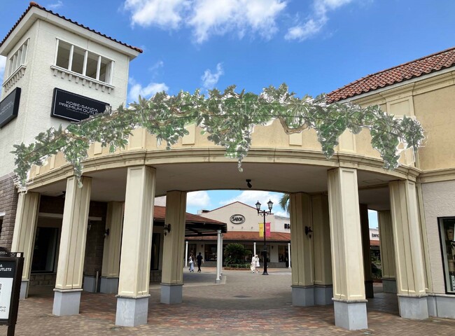 異国情緒あふれる神戸三田アウトレットにいざなう、西宮市在住フローリストによるエントランス装飾を設置　7月9日（火）より