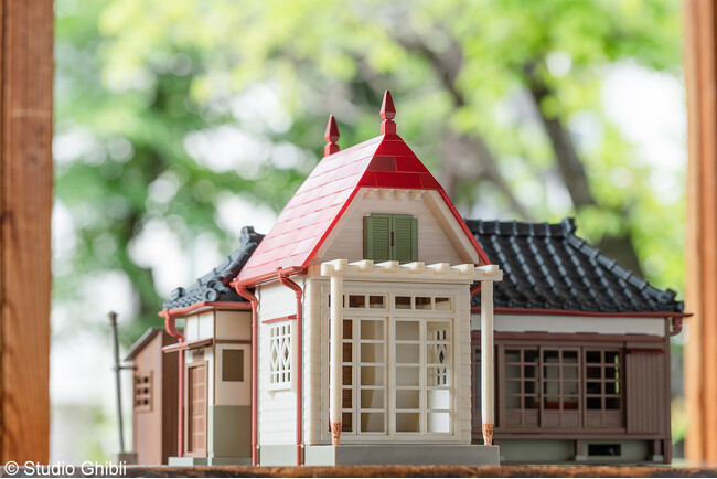 『となりのトトロ』のメイとサツキが住むおうちが遊び心あふれるミニチュアハウスになって登場！「ジブリがいっぱい どんぐり共和国」にて「となりのトトロ みんなの草壁家」が7月20日(土)より発売！