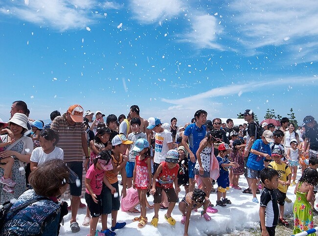 SUMMER CAMP２０２４　夏の白浜に雪が積もる！！こどもの“雪”あそび！を叶えよう！「サマースノーパーク」を開催！６日間限定で、ふれあいの里前に７０平方メートル の積雪ゾーンが登場