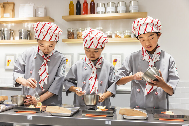 株式会社プレジィールから夏休みの贈りもの。パビリオン出展している「キッザニア東京」のチケットを、こども家庭庁を通じて支援団体に寄贈。