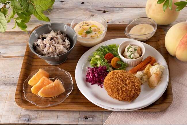 こんなの食べたことない！白桃とぶどうがそれぞれ「定食」に「晴れの国おかやま・フルーツ食堂～もも定食・ぶどう定食～」をアンテナショップで7月18日（木）より期間限定で提供開始