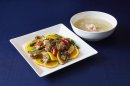 追加料金でアップグレードできる「牛肉と季節野菜のオイスターソース炒め」と「蟹肉入りフカヒレスープ」