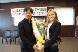 加計理事長(左)から花束を受け取る桑木選手 加計理事長(左)から花束を受け取る桑木選手