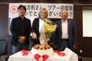 お祝いのケーキがプレゼントされ笑顔の桑木選手。左は加計理事長、右が加計孝太郎学園長 お祝いのケーキがプレゼントされ笑顔の桑木選手。左は加計理事長、右が加計孝太郎学園長