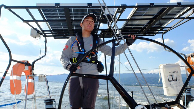 トリナ・ソーラーがモジュールと蓄電池を提供した木村啓嗣さんが自然エネルギーのみで「ヨット単独無寄港・無補給」世界一周に成功