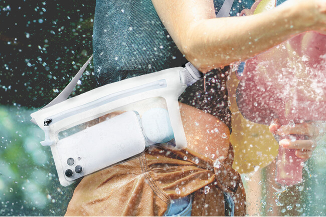 IPX8取得の防水性能。スマートフォンや小物を入れて身に着ける防水サコッシュを発売。