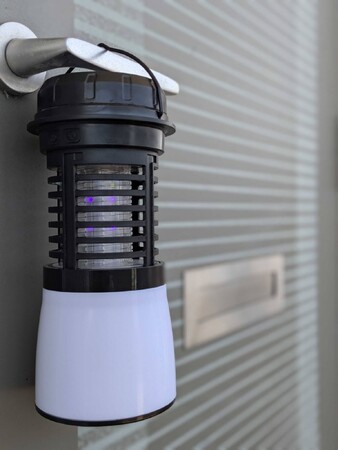 蒸す夏に虫を無視して快適！機能を詰め込みすぎた電撃殺虫器新発売