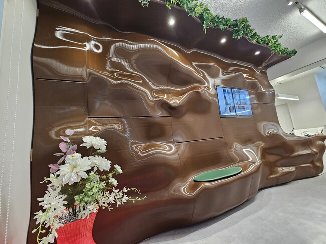 【新宿ショールーム開設】大型3D樹脂プリンターを使用した大型店舗家具を多数設置　圧巻の巨大3D壁面ウォールも