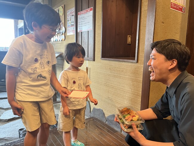 夏休みの救世主登場！”お手頃週替わりのり弁”で子どものお昼ご飯問題を解決兵庫・大阪の和食レストラン「ごちそう村」が7/22(月)よりテイクアウト専用「ごちるど弁」（380円）を販売。