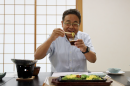 「味は申し分ない」と話す山本准教授 「味は申し分ない」と話す山本准教授