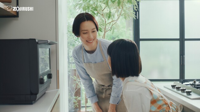 オーブンレンジ「EVERINO」を使う“だけ”でおいしい料理が作れる！お手伝いする娘と木村佳乃さんのかけ合いにほっこり　象印の新CMが7月12日（金）より放送開始
