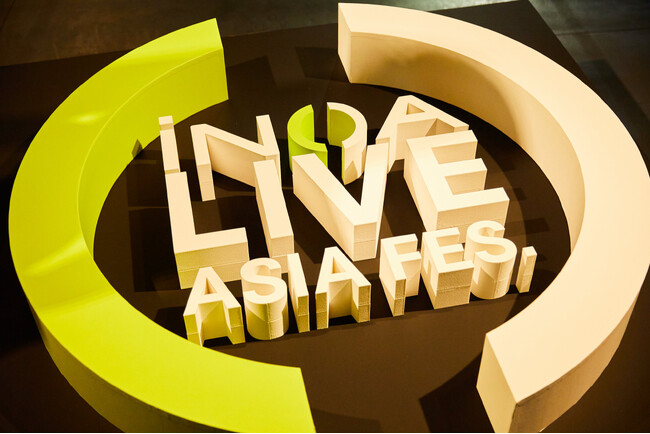 ロレアル プロフェッショナル主催によるイノア 5周年記念イベント 「iNOA LIVE ASIS FES.」が開催、イノアカラー新色「モカベリージュ」を発表