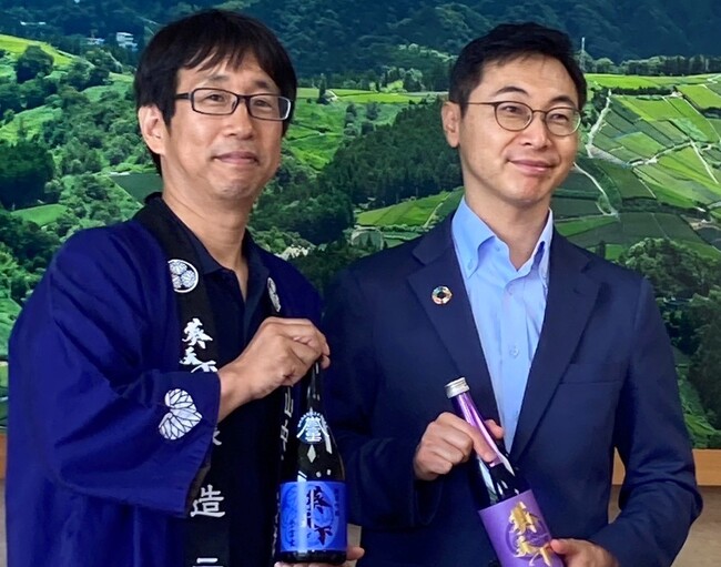 【遠州山中酒造】「葵天下」が「Kura Master2024」でプラチナ賞・金賞を受賞、代表の山中が掛川市長を表敬訪問いたしました。