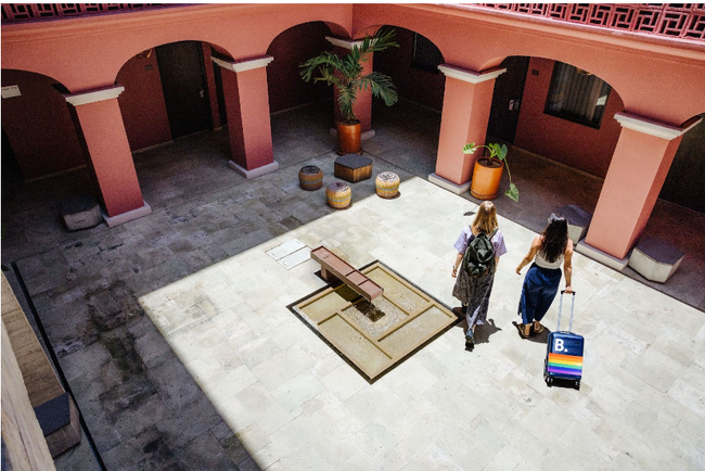 ブッキング・ドットコム、LGBTQ+の旅行者の旅をさらに快適に！「Travel Proud」プログラムの日本語版を提供開始から約3ヶ月、約440の施設が「Proud Certified」の認証を獲得