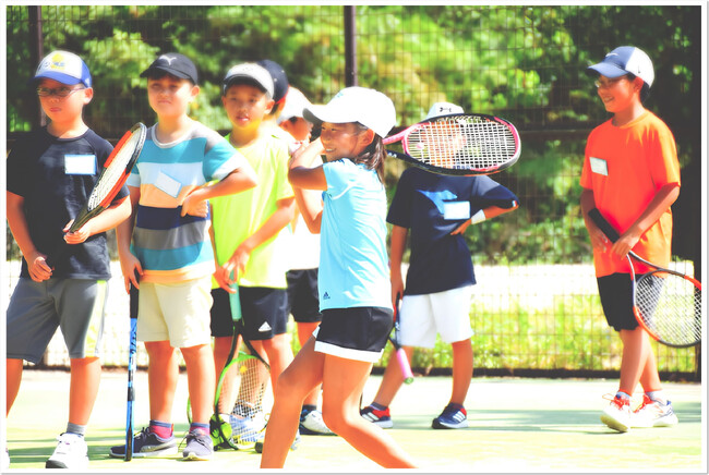 お子様が大きく成長を見せる夏休み。元気に運動できる計画はありますか？『こども短期テニス教室』の募集を今年も開始。