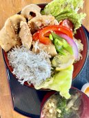 釜揚げしらすと生姜焼き丼　