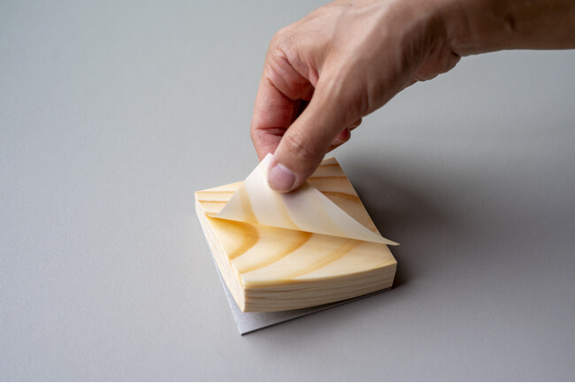 木を紙のように削った経木（きょうぎ）を使う文具ブランド「Shiki bun」から新作発売。代表作の木のノートに続き、新作はブロックメモ