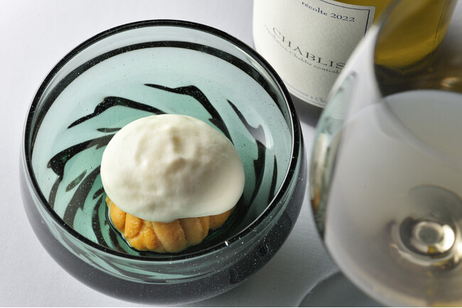 【星野リゾート　奥入瀬渓流ホテル】青森の風土と歴史が紡ぎ出す料理を渓流の景色とともに味わう、フレンチレストラン「Sonore」夏限定メニュー提供｜期間：2024年7月10日～10月1日