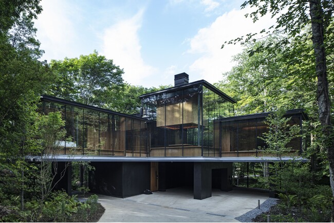 北軽井沢の豊かな自然の中に堂々と佇むガラス張りの建築「NOT A HOTEL KITAKARUIZAWA IRORI」が7月16日に開業