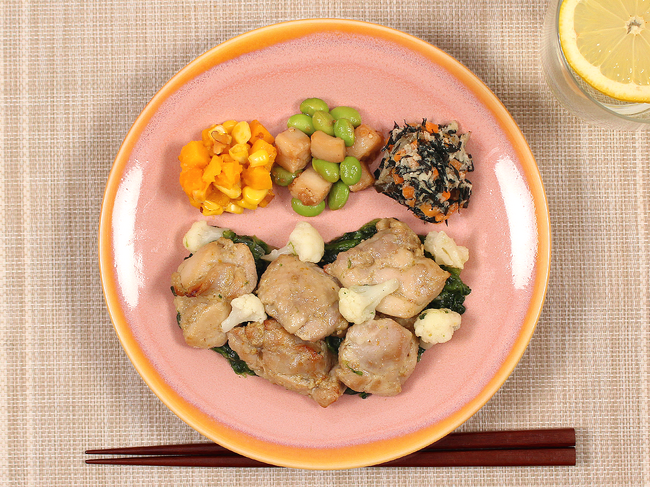 餡たっぷりの野菜と一緒に食べてほしい！ピリ辛風味が口でとろける「鶏肉の柚子胡椒焼き」がナッシュから新発売