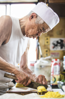 麺を手切りする店主 麺を手切りする店主