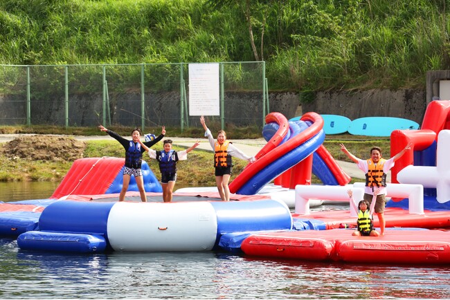 標高930mの避暑地でスリル満点の「水遊び」を楽しむ！ウォーターアスレチック「ざっばーーんMINEYAMA」が2024年7月20日オープン！