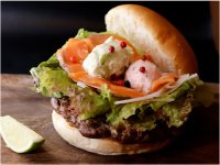 神戸のビアホールが本気でつくる“クラフトビーフバーガー”第2弾！【スモークサーモン＆アボカドクリームクラフトバーガー】7月17日より提供開始