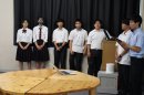 代表団を前に一生懸命プレゼンする高校生たち 代表団を前に一生懸命プレゼンする高校生たち