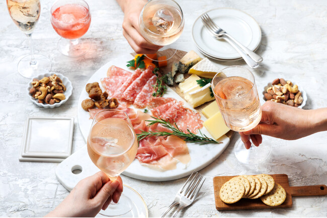 成城石井は「フランスフェア」を7月26日(金)より開催　フランス気分を味わえる“簡単レシピ”と、氷を入れたワインで乾杯！