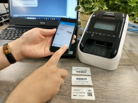 <スマートフォンからのラベル発行の様子> <スマートフォンからのラベル発行の様子>