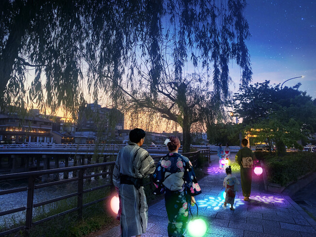 夜の京都の街を、ネイキッドのアート提灯「NAKEDディスタンス提灯(R)︎」片手に散策