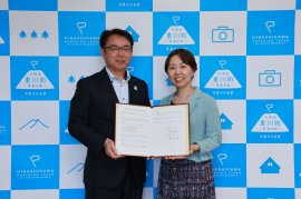 写真左: 東川町長 菊地 伸/写真右:札幌新陽高等学校 校長 赤司 展子氏 写真左: 東川町長 菊地 伸/写真右:札幌新陽高等学校 校長 赤司 展子氏