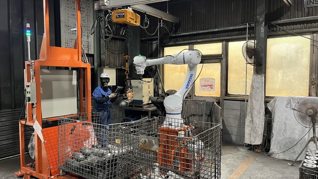 アキオカ鋳物工場に製品搬送ロボットを初導入、社員とロボットの協働を実現!