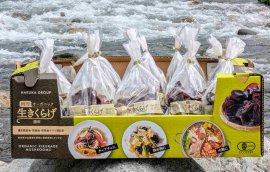 写真はコストコ東日本18倉庫店で販売が始まった「オーガニック生きくらげ400g」と専用トレイ箱