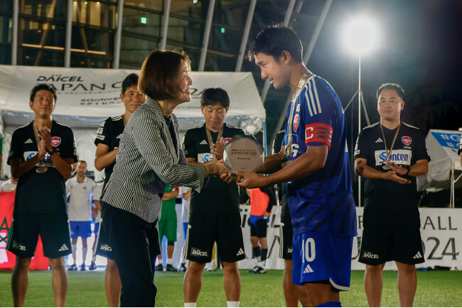 田中貴金属グループ　7月7日に閉幕したブラインドサッカー男子日本代表国際強化試合「ダイセル ブラインドサッカージャパンカップ 2024 in 大阪」に表彰物・記念品を提供