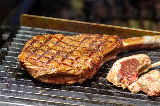 「赤身肉が旨い！」紀州和華牛のトマホークステーキを、グランピングBBQで食べられるアップグレードプランを開始【In the Outdoor白浜志原海岸】