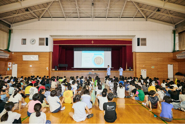 メガネのZoff「目の健康」を啓発する出張授業。愛知県大府市立東山小学校の4年生から6年生まで約250名を対象に実施