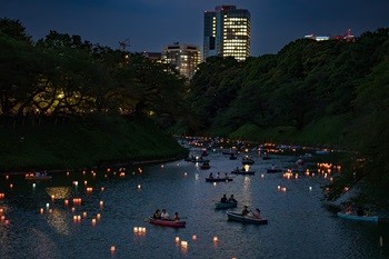 【産学連携×地域活性化】神田外語学院の学生が千代田区の夏の風物詩イベント「皇居千鳥ヶ淵 灯ろう流し」で訪日外国人観光客をおもてなし