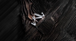 上質で魅力的な、世界限定7,000本のプレミアムな逸品DAMASTEEL®と高級感のあるダークブラウンのALOXとの出会い 上質で魅力的な、世界限定7,000本のプレミアムな逸品DAMASTEEL®と高級感のあるダークブラウンのALOXとの出会い