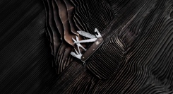 上質で魅力的な、世界限定7,000本のプレミアムな逸品DAMASTEEL®と高級感のあるダークブラウンのALOXとの出会い